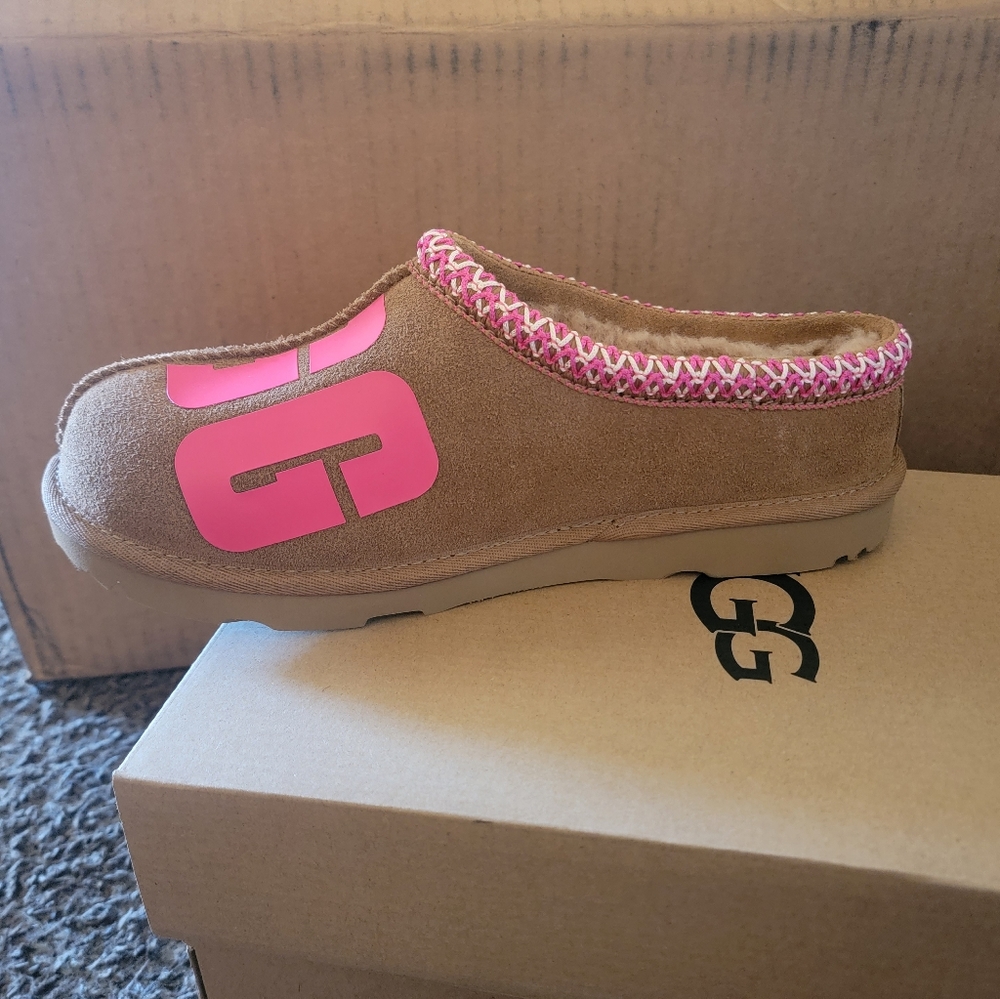 NEW UGG SLIPPERS
